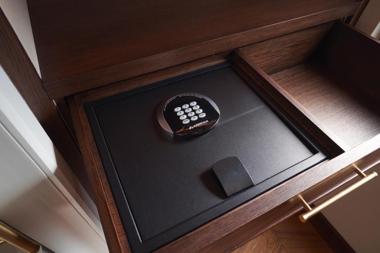 Bless Hotel Madrid - The Leading Hotels Of The World Экстерьер фото A safe in a hotel room
